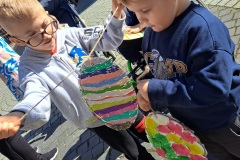 Chlopcy-z-pisankami.