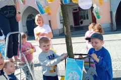 Przedszkolaki-z-Paniami-pod-Drzewkiem-Wielkanocnym-2