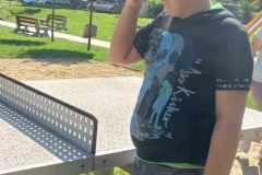 Alan-obserwuje-przez-lupe