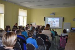 11.-dzieci-mlodsze-ogladaja-prezentacje-tematyczna