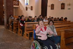 18.-beatka-w-kosciel-przed-msza-sw.