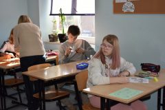 3.-klasa-branzowa-wykonuje-ozdoby-dla-dps-w-jaworze