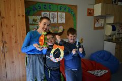 6.-kl.-2us-pokazuje-wykonane-ozdoby