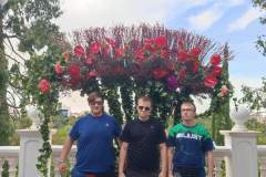 uczniowie-na-tle-kwiatow