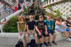 uczniowie-z-wychowawca-na-tle-budynku