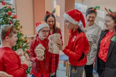 Dzieci-okazuja-radosc-z-prezentow