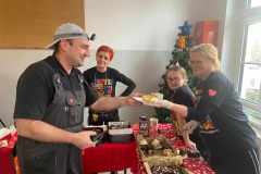 Panowie-chetnie-wspieraja-WOSP-i-...-lubia-ciasto....