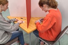 Wiktoria-i-Zuzanna-podczas-wypelniaia-karty-do-glosowania-scaled