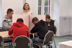 klasa-VIII-oddaje-swoje-glosy-scaled