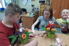 Wiktoria-pomaga-Maksowi-zawiazac-dekoracyjna-kokarde